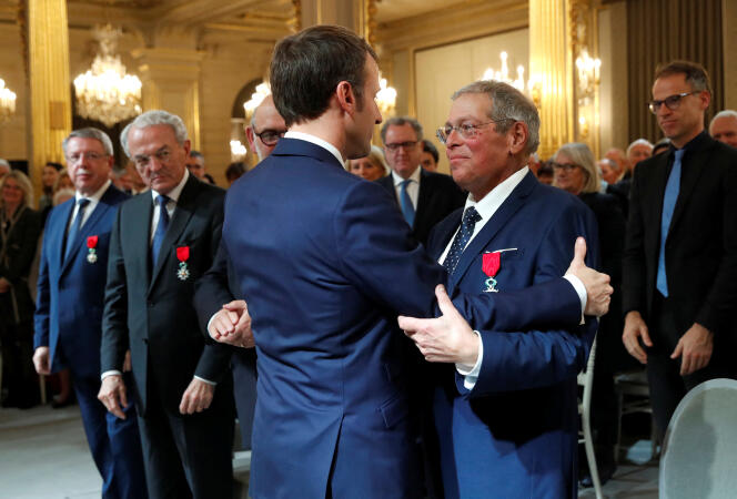 Le président, Emmanuel Macron, décerne au maire de Gargilesse-Dampierre, Vanik Berbérian, le 18 novembre 2019, la distinction de chevalier de la Légion d’honneur, au palais de l’Elysée, à Paris.