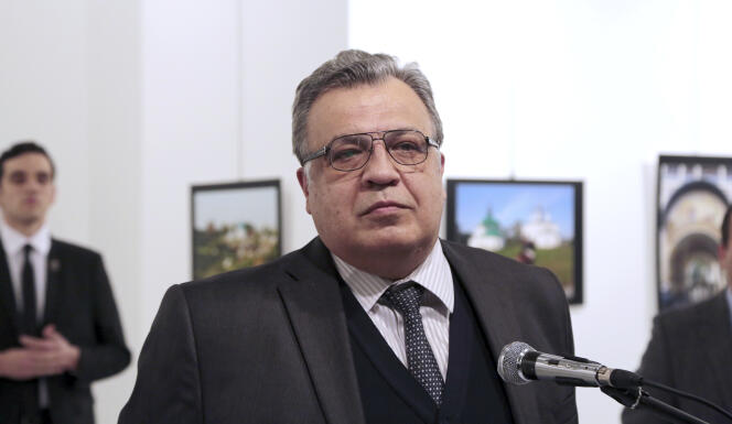 Andrei Karlov, the Russian ambassador to Turkey, was killed on December 19, 2016 in Ankara by the man on his right, who handed himself over as a bodyguard.