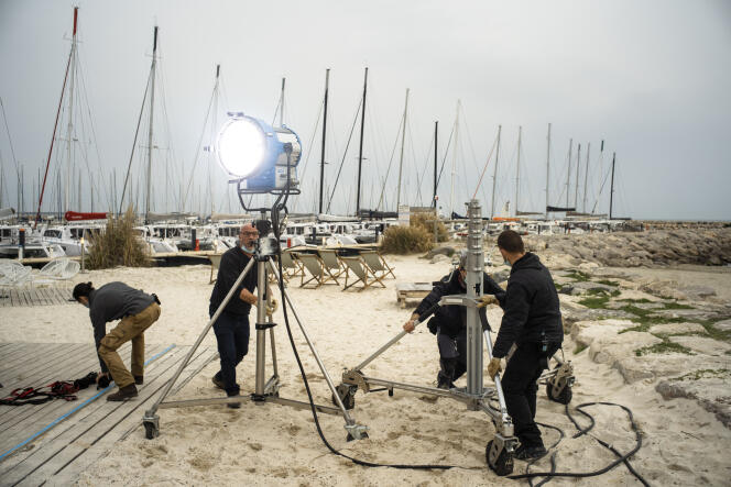 Sur le tournage de la série « Un si grand soleil », à la Grande-Motte (Hérault), le 2 mars.