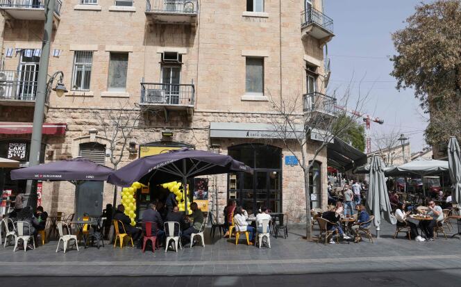 Terrasses de cafés à Jérusalem, le 9 mars 2021, réouvertes aux clients détenteurs d’un passeport vert.