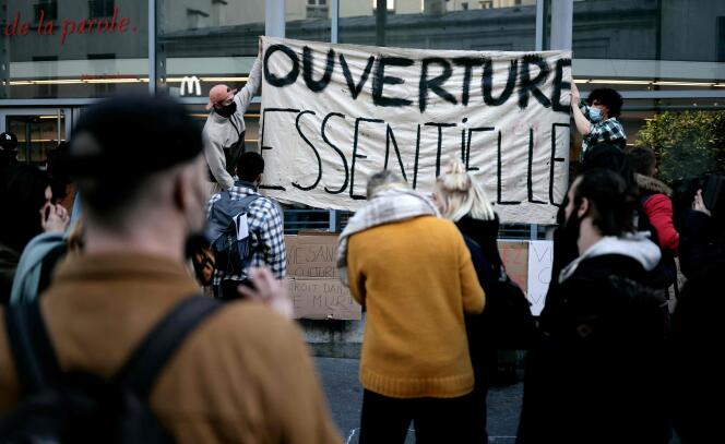 Mardi 9 mars, des étudiants d’art dramatique sont entrés au Théâtre de la Colline, à Paris, brandissant des pancartes sur lesquelles on pouvait lire : « Ouverture essentielle ».