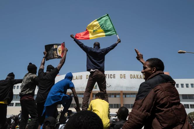 Des Sénégalais manifestent devant le palais de justice de Dakar, le 8 mars 2021.