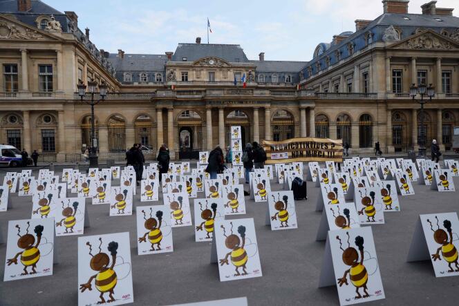 Des militants de la Confédération paysanne manifestent contre la réintroduction des néonicotinoïdes devant le Conseil d’Etat, à Paris, le 9 mars 2021.
