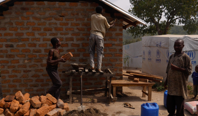 Construction d’une maison en briques dans le camp de réfugiés d’Ikyogen, au Nigeria.
