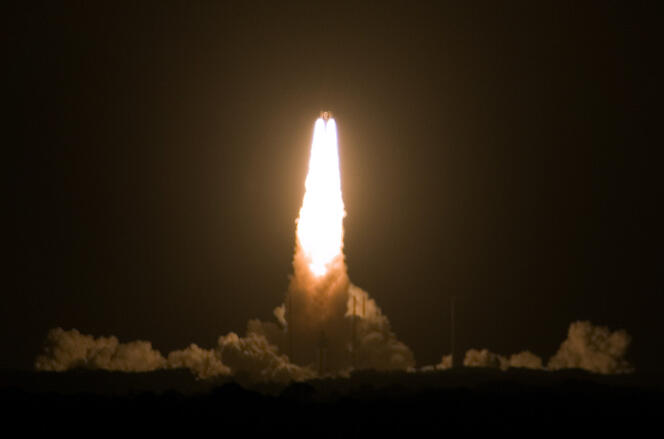 Le lanceur Ariane 5 décolle, le 12 août 2006, au centre spatial de Kourou, en Guyane, avec un satellite de télévision japonaise JCSAT-10 et un satellite militaire français, Syracuse 3B.