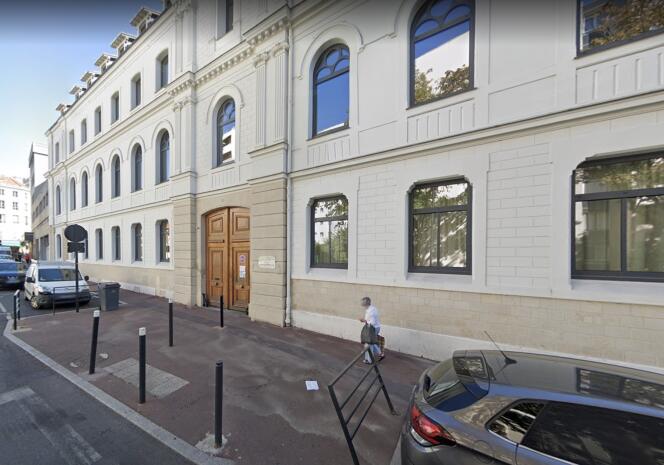 Devant le lycée privé Cognacq-Jay, où sont inscrits les trois adolescents, à Argenteuil.