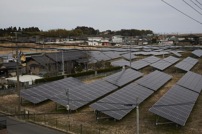 Panneaux solaires sur la commune de Minamisoma, le 5 mars 2021.