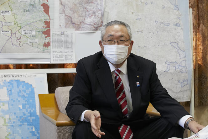 Kazuo Momma, maire de Minamisoma, dans son bureau, le 5 mars 2021.