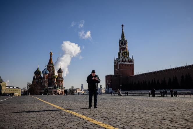 Un homme consulte son portable à Moscou, le 10 mars 2021.
