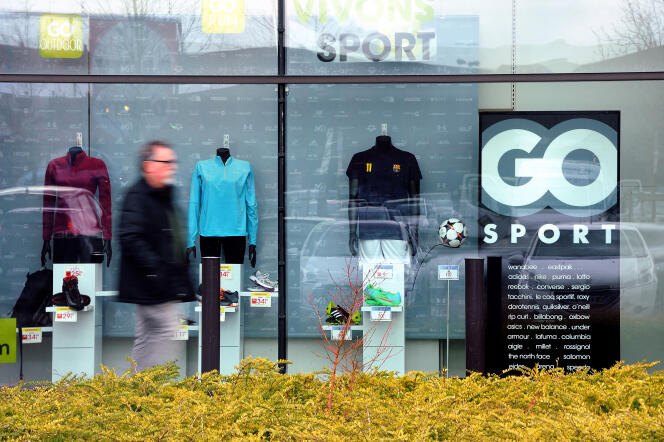 Devant un magasin Go Sport, à Villeneuve-d’Ascq (Nord), en 2014.