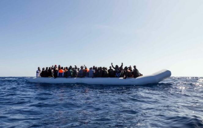 Des migrants attendent d’être secourus par des membres de l’ONG espagnole  en mer Méditerranée au large des côtes libyennes, le 9 février 2020.