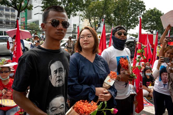 Les militants pro-démocratie Panupong Jadnok (à gauche), Panusaya Sithijirawattanakul (au centre) et Jatupat Boonpattararaksa (à droite) le 8 mars 2021 à Bangkok avant leur mise en accusation.