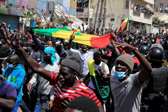 Des partisans du leader de l’opposition Ousmane Sonko manifestent à Dakar, le 8 mars 2021.