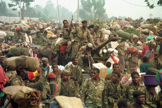 Des soldats des Forces armées rwandaises franchissent la frontière avec le Zaïre à Goma, le 17 juillet 1994.