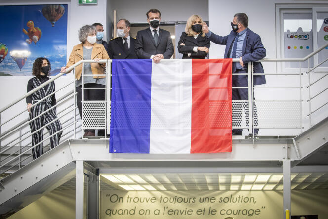 Emmanuel Macron et son épouse Brigitte et Michel Catalano à l’imprimerie de Dammartin-en-Goële(Seine-et-Marne) le 11 mars, lieu de la neutralisation des frères Kouachi après les attentats contre Charlie Hebdo en 2015.