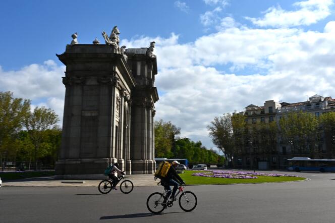 Le 27 mars 2020, des cyclistes travaillant pour les services de livraison de nourriture Deliveroo et Glovo enfourchent leur vélo à Madrid.