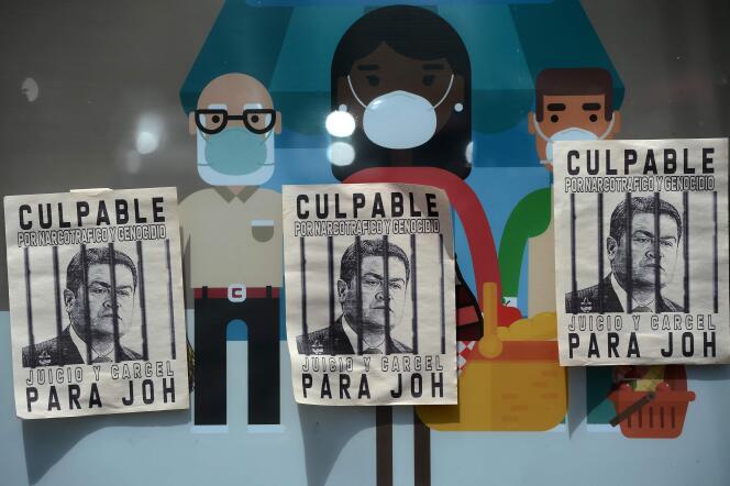 Des affiches représentant le président du Honduras, Juan Orlando Hernandez (« JOH ») et l’inscription « Coupable de trafic de drogue et de génocide. Procès et prison pour JOH », le 3 octobre 2020, lors d’une manifestation à Tegucigalpa.
