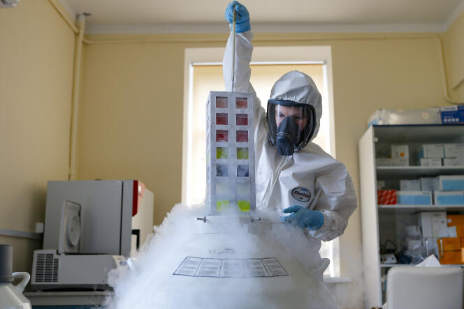 Un employé travaille sur un vaccin contre le coronavirus, au Centre national d’épidémiologie et de microbiologie à Moscou, le 6 août 2020.