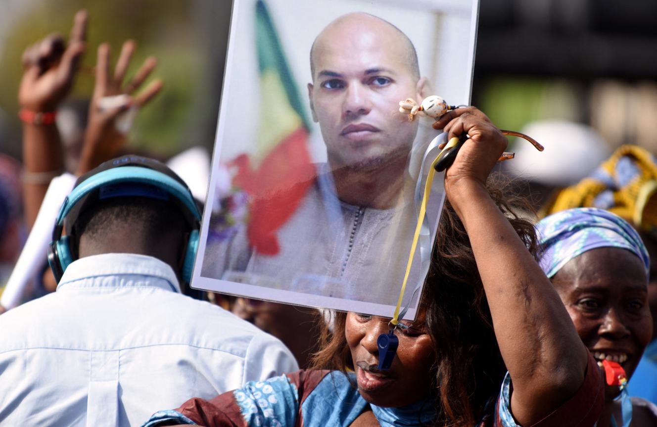 Une femme brandit une photographie de Karim Wade lors d’un rassemblement de l’opposition à Dakar, le 4 février 2015.