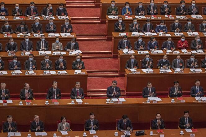 Xi Jinping au milieu des parlementaires chinois, le 11 mars 2021, à Pékin.