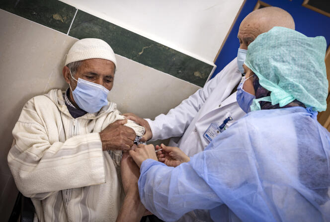 Un Marocain reçoit une dose de vaccin contre le Covid-19 à Salé, le 12 février 2021.