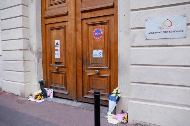 Fleurs et messages déposés à l’entrée du lycée Cognacq-Jay à Argenteuil (Val-d’Oise), le 10 mars, en hommage à Alisha, victime de harcèlement et dont le corps a été retrouvé le 8 mars dans la Seine.