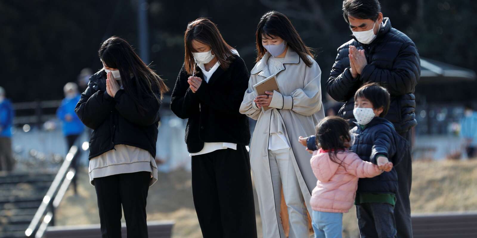 Durant une minute de silence marquant le dixième anniversaire de la catastrophe de Fukushima à Namie au Japon le 11 mars 2021.