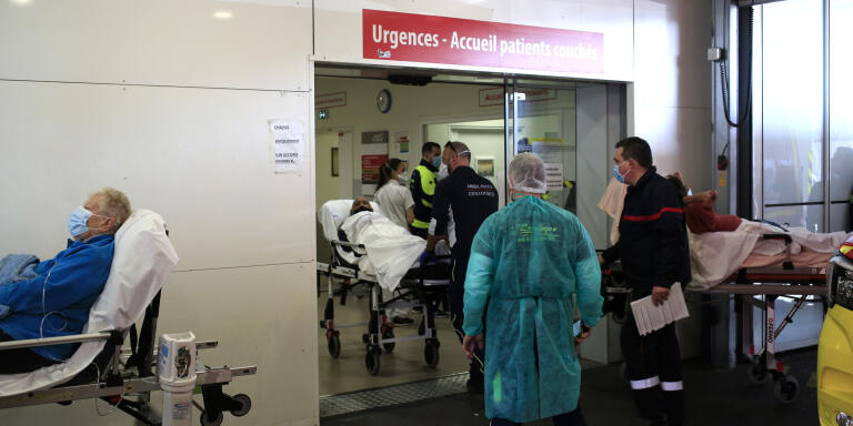 Nice le 26/02/2021 Hopital Pasteur 2.entrée des  urgences pour les patients couchés. Trois patients Covid viennent d'arriver.