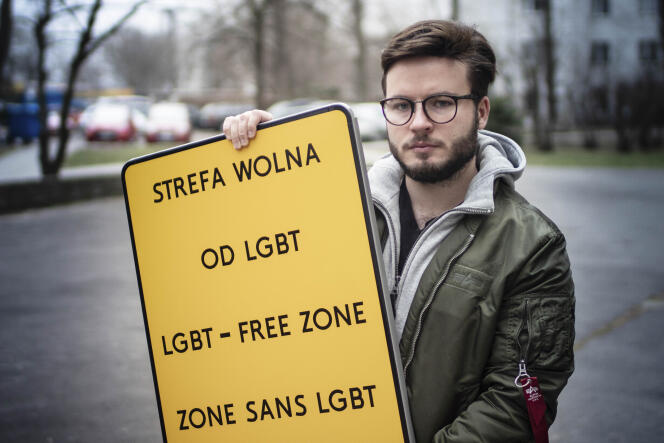 Bart Staszewski, un militant LGBT, brandit une pancarte pour protester contre les résolutions anti-LGBT, à Varsovie, en Pologne, le 24 janvier 2020.
