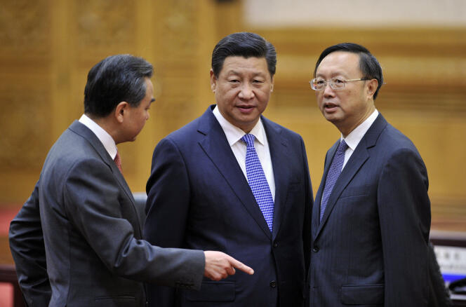 Le président chinois Xi Jinping (au centre), entouré de Wang Yi et Yang Jiechi en 2014 à Pékin.