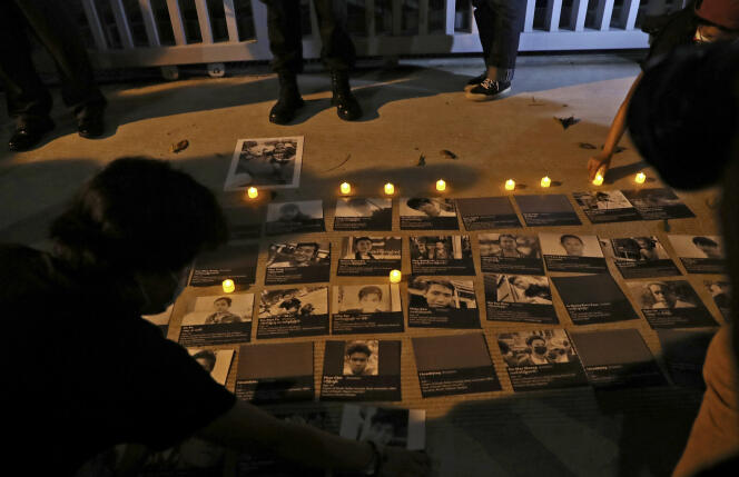 Portraits de manifestants dont la mort est attribuée aux forces de sécurité birmanes, pendant une manifestation contre le coup d’Etat devant les bureaux de l’Association des nations de l’Asie du Sud-Est  (Asean) à Djakarta (Indonésie), le 12 mars 2021.