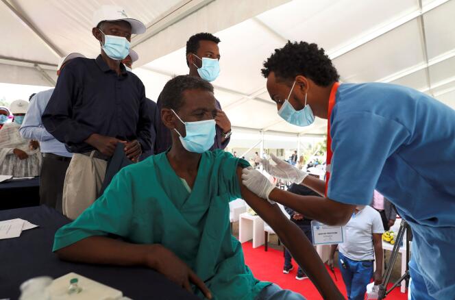 Un Ethiopien reçoit une injection du vaccin AstraZeneca dans un hôpital d’Addis-Abeba, le 13 mars 2021.