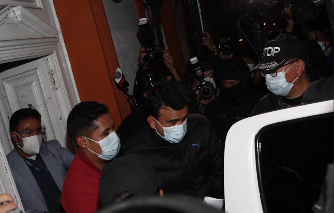 L’ancien ministre de l’énergie Rodrigo Guzman (au centre) a été arrêté à la Paz, vendredi 12 mars.