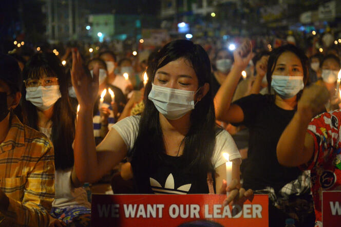 Des manifestants rendent hommage aux victimes de la répression, à Rangoun, le 13 mars 2021.
