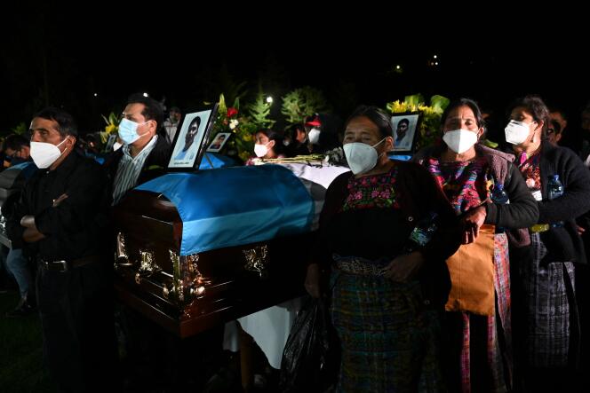 Les familles des migrants guatémaltèques tués dans l’Etat de Tamaulipas pleurent leurs victimes dans le stade municipal de Comitancillo, au Guatemala, le 12 mars 2021.