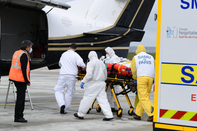 A patient with Covid-19 was transferred by plane from the Ile-de-France region to a hospital in western France on Sunday 14 March 2021.
