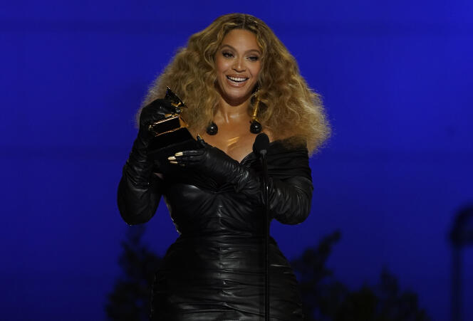 Ordinairement tout en maîtrise, Beyoncé s’est montrée visiblement émue au moment d’accepter le prix qui la portait en tête des artistes féminines.