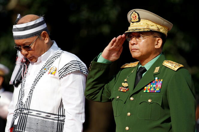 Le général Min Aung Hlaing (à droite) en 2016. Le chef de la junte a été sanctionné par l’Union européenne, lundi 22 mars.