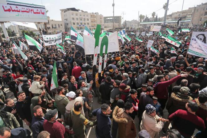 Pour les 10 ans du conflit syriens, des milliers de personnes se sont rassemblés lundi 15 mars à Idlib, l’une des dernières villes tenues par l’opposition à Bachar Al-Assad.