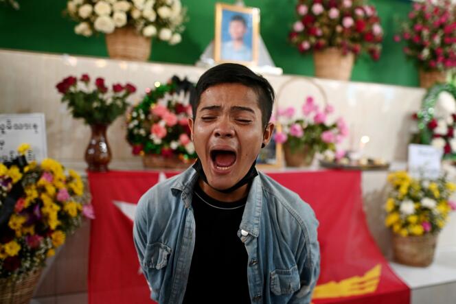 Dimanche 14 mars, un parent pleure la disparition de Min Khant Soe, tué par les forces de sécurité birmanes au cours d’une manifestation.