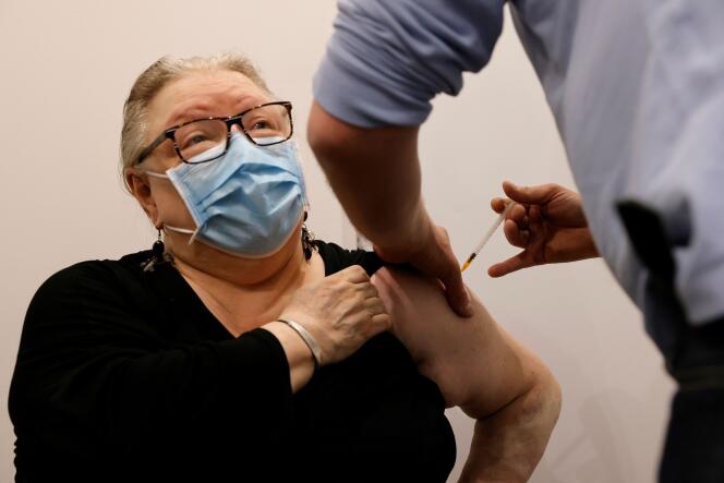 Un pharmacien administre un vaccin contre le Covid-19. Roubaix, le 15 mars 2021.