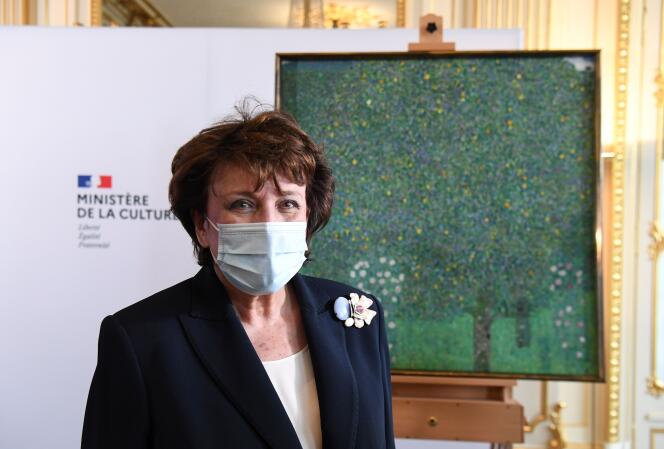La ministre de la culture Roselyne Bachelot pose près de l’œuvre « Rosiers sous les arbres » de Gustav Klimt, au Musée d’Orsay, en mars 2021.