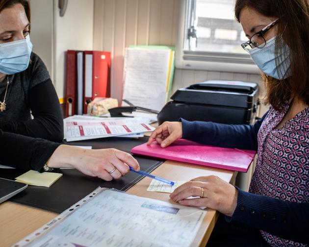 Ana Nunes (à droite) et son mari ont quitté le Portugal pour la France il y a 14 ans, convaincus qu’ils y trouveraient de meilleures opportunités d’emploi. Ce fût le cas jusqu’à la crise. Malgré ses diplômes et sa recherche active, Ana Nunes ne sait « plus quoi faire ».