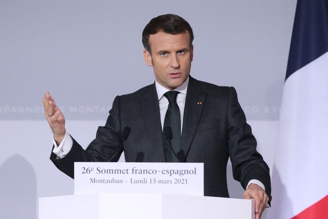 Le président français, Emmanuel Macron, lors d’une conférence de presse conjointe avec le premier ministre espagnol, Pedro Sanchez, le 15 mars 2021 à Montauban.