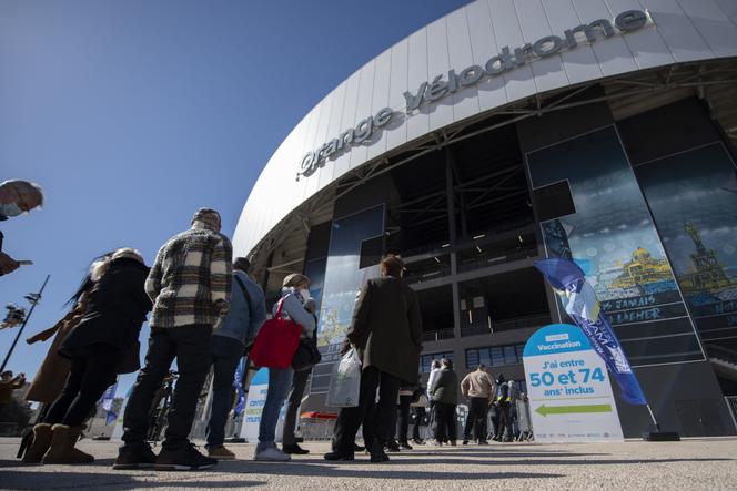 La file d’attente devant le centre de vaccination contre le Covid-19 du Stade-Vélodrome de Marseille, le 15 mars.