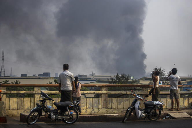 Incendies dimanche 14 mars dans la zone industrielle de Hlaing Thar Yar, à Rangoun, en Birmanie. Plusieurs attaques ont eu lieu contre des entreprises appartenant à la communauté chinoise.