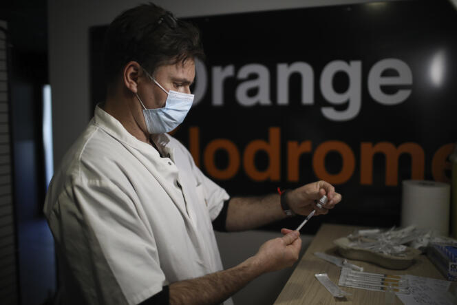 Un volontaire prépare une dose de vaccin contre le Covid-19 dans le vaccinodrome installé dans le Stade-Vélodrome de Marseille, le 15 mars.