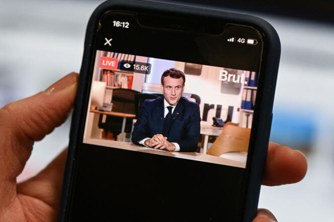 Le président Emmanuel Macron lors d’une interview en direct sur la plate-forme d’information numérique Brut, à Paris, en décembre 2020.