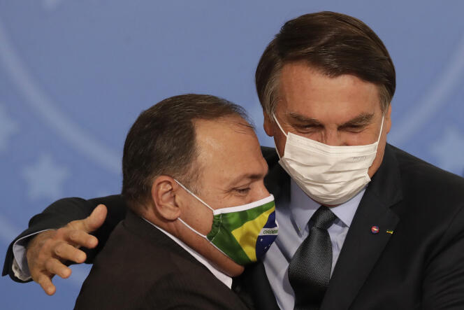 Jair Bolsonaro (à droite) avec celui qui était encore son ministre de la santé, le général Eduardo Pazuello, en septembre 2020 à Brasilia.