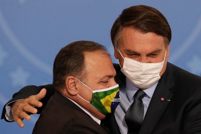 Jair Bolsonaro (à droite) avec celui qui était encore son ministre de la santé, le général Eduardo Pazuello, en septembre 2020 à Brasilia.